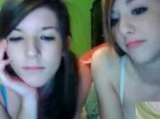 Tow teens and mom flashing on webcam, stickam videos 