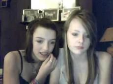 2 emo girls flashing and kissing on Bazoocam, stickam videos