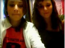 Two Omegle girls flash